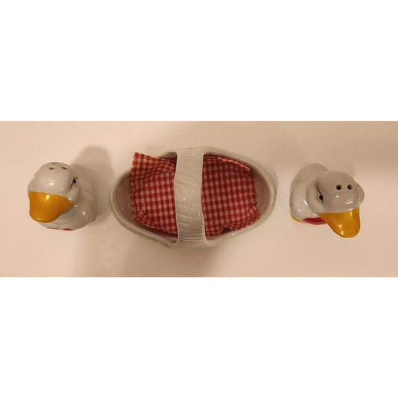 Ducks with Hearts Salt And Pepper Shakers In A Basket with Tablecloth - Picture 3 of 8